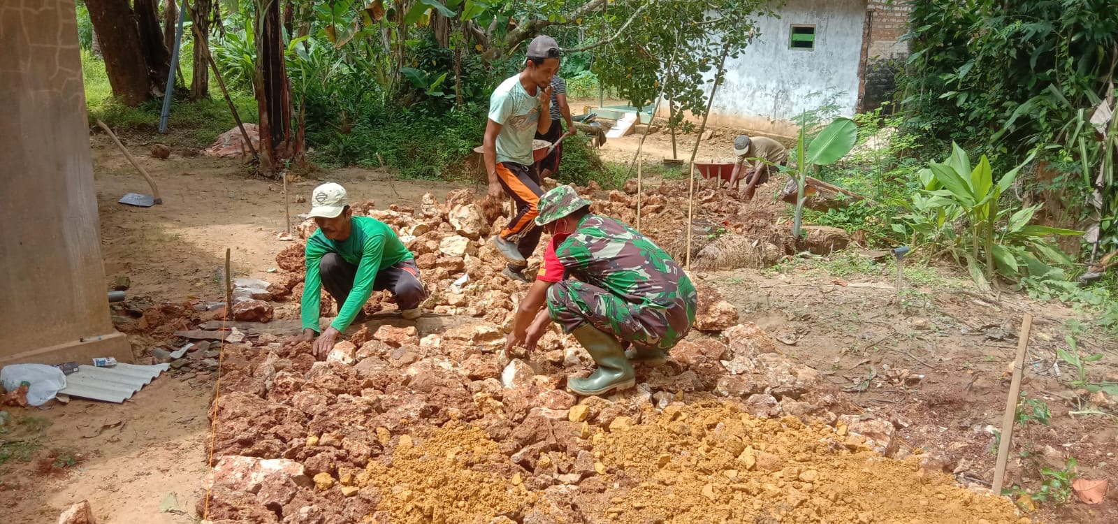 TNI Bantu Pembuatan Jalan Makadam di Manding Timur