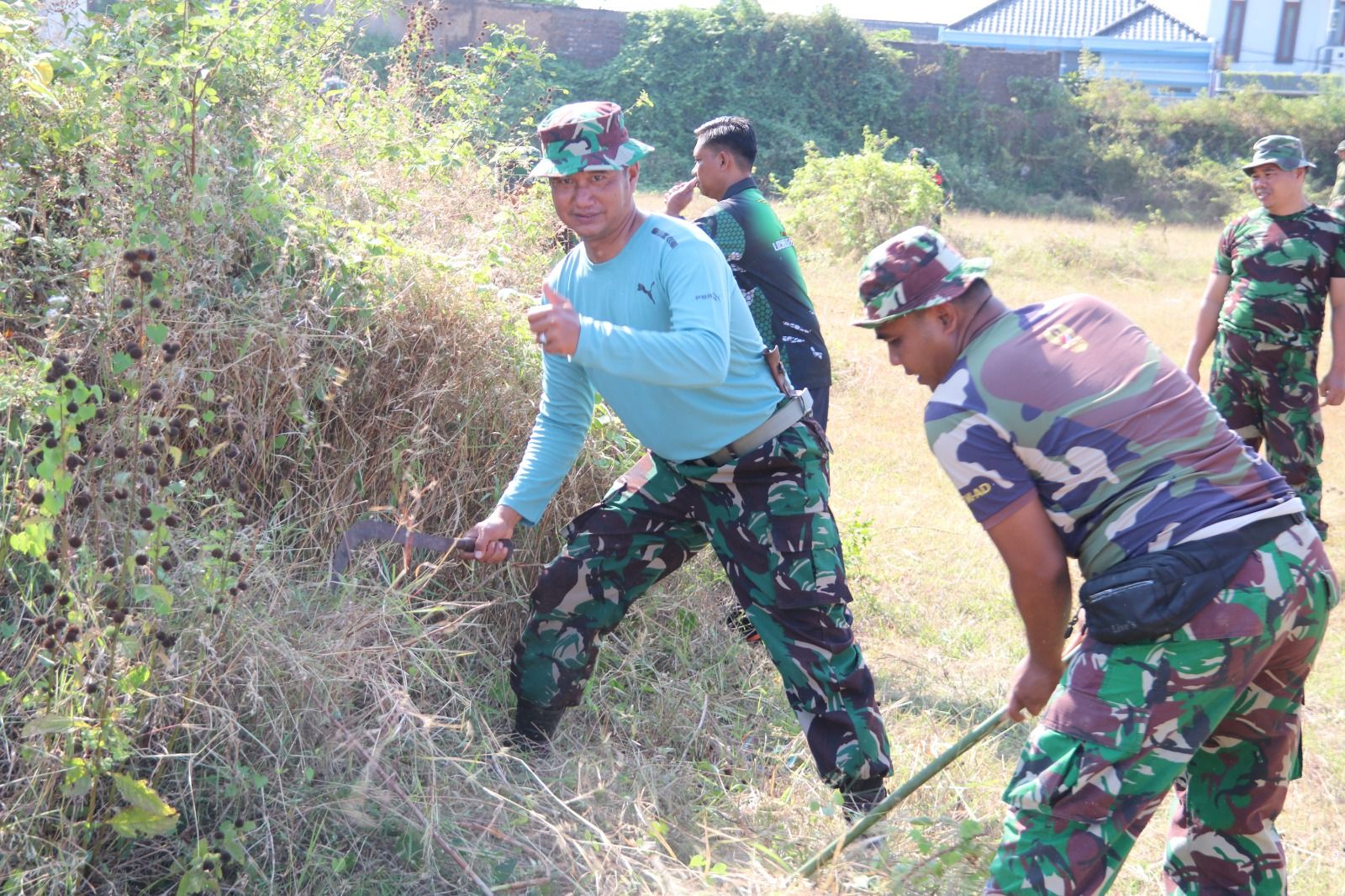 Kodim 0827/Sumenep Karya Bakti Bersihkan Lapangan Kerapan Sapi Giling