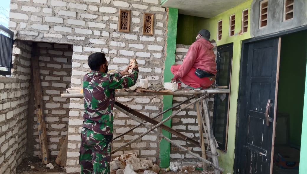 Bantu Karbak Rumah, Babinsa 0827/11 Pasongsongan Turun Langsung Ke Wilayah