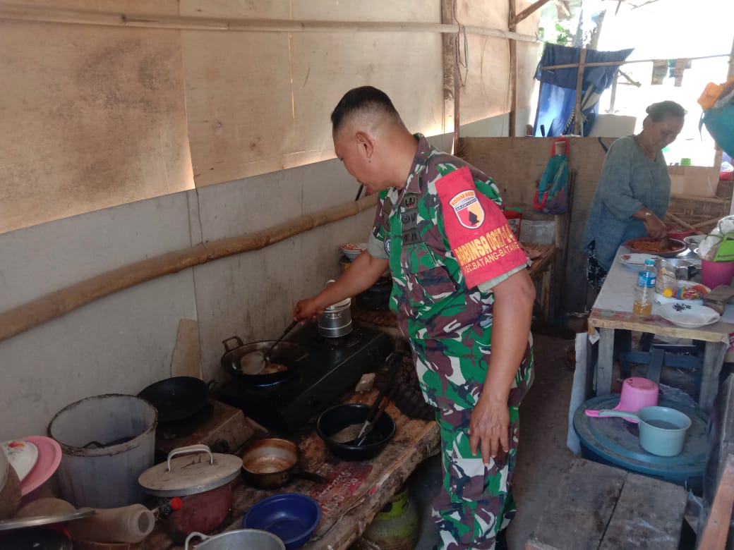 Loyalitas Babinsa Masuk Dapur Sebagai Bentuk Kepedulian TNI dengan Masyarakat