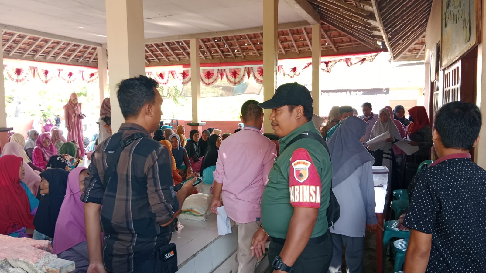 Babinsa Kopda Abdurrahman Dampingi Penyaluran Bantuan Beras Bulog 10 Kg