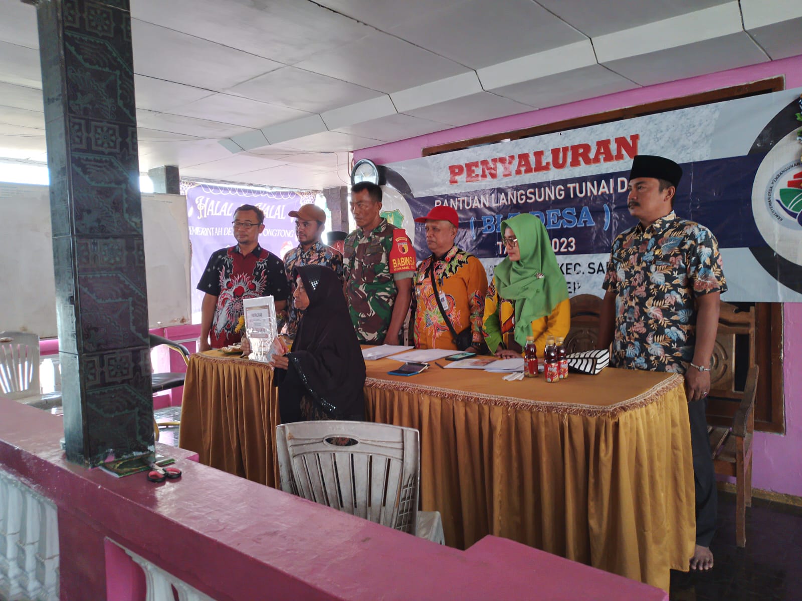 Babinsa Koramil 06/Saronggi Dampingi Pembagian BLT-DD Tahun 2023