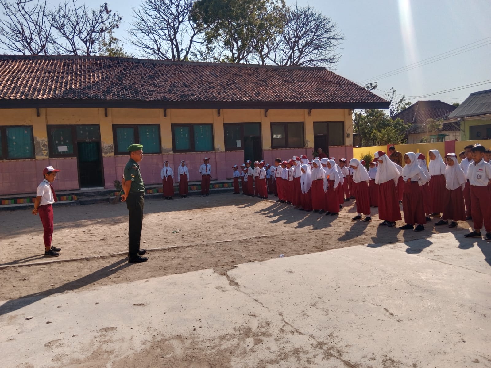 Pimpin Upacara Bendera, Babinsa Kodim 0827/21 Sapudi Jadi Irup Upacara