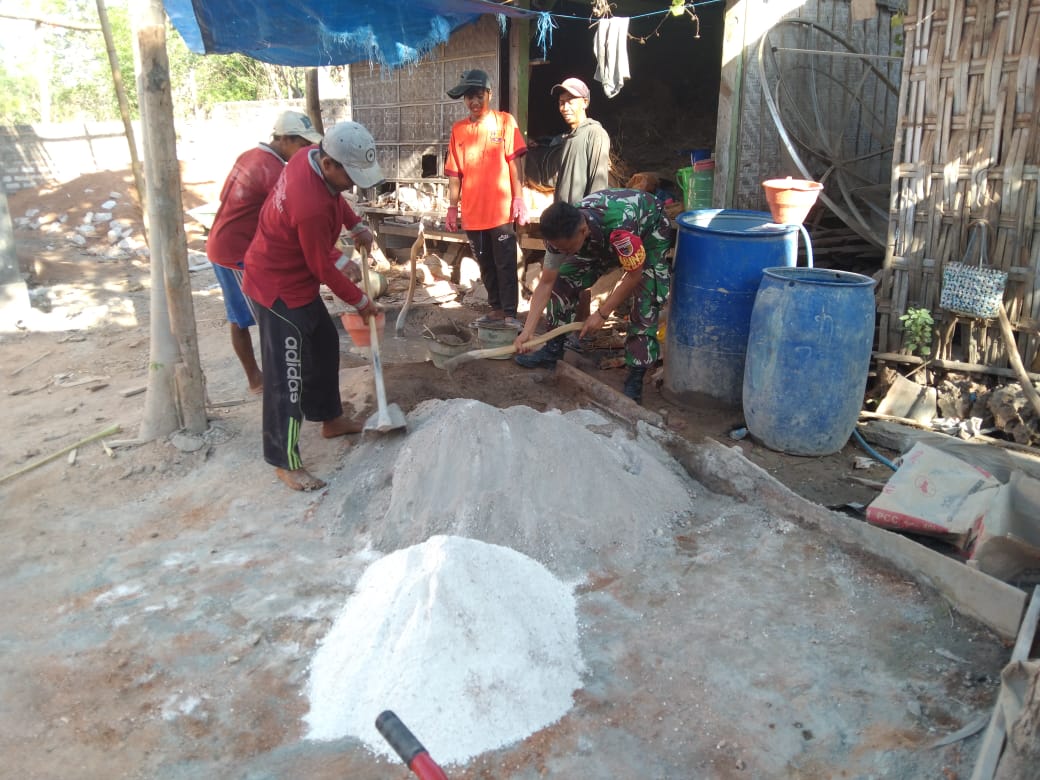 Bantu Karbak Rumah, Babinsa 0827/20 Sapudi Turun Langsung Ke Wilayah