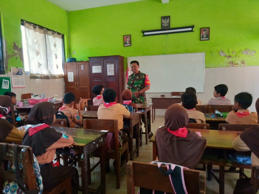 Bangkitkan Semangat Belajar, Babinsa 02/Kalianget Berikan Motivasi kepada Murid SD