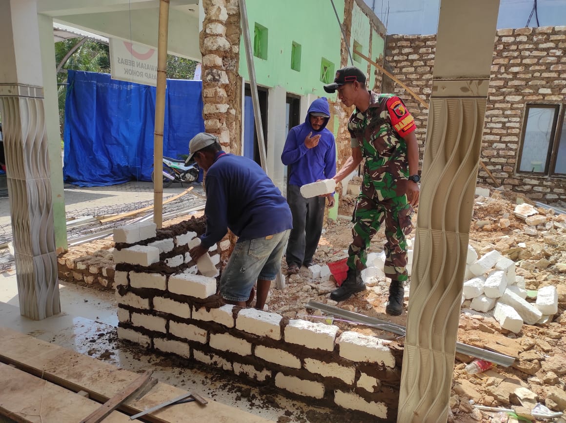 Selalu Eksis Diwilayah, Babinsa Koramil 0827/17 Dungkek Bantu Memasang Batu Tela Untuk Rumah Warga