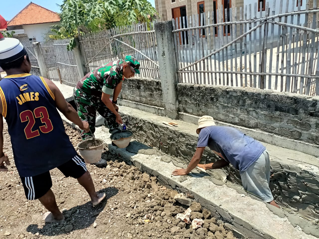 Cegah Banjir, Babinsa Raas Bersama Warga Gotong Royong Pembenahan Saluran Air