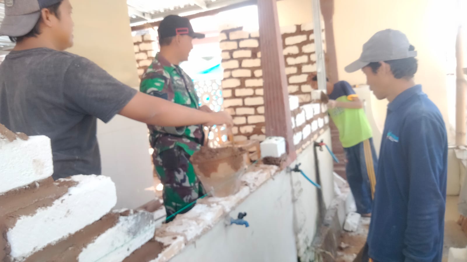 Aktif Dengan Kegiatan Desa Binaan Babinsa Bantu Renovasi Musholla