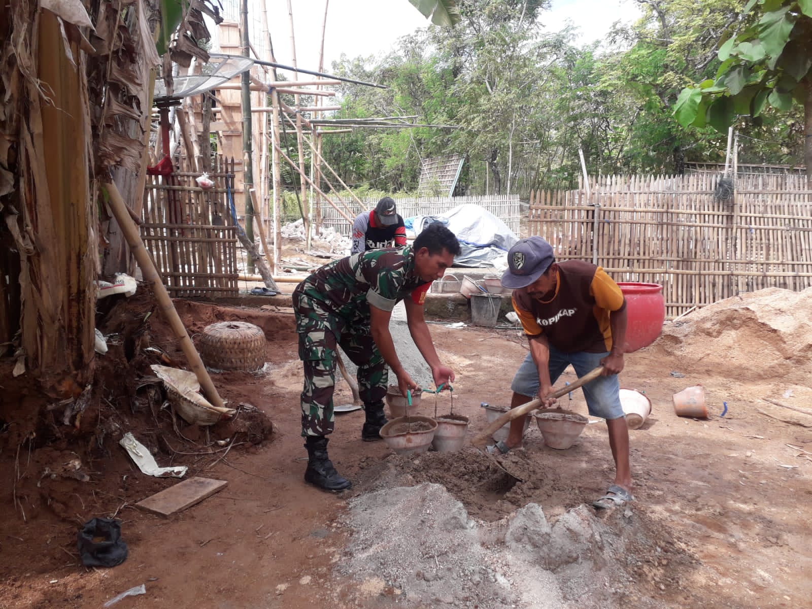 Selalu Kompak, Babinsa Koramil 20/Sapudi Dan Warga Kerja Bakti Bangun Mushola