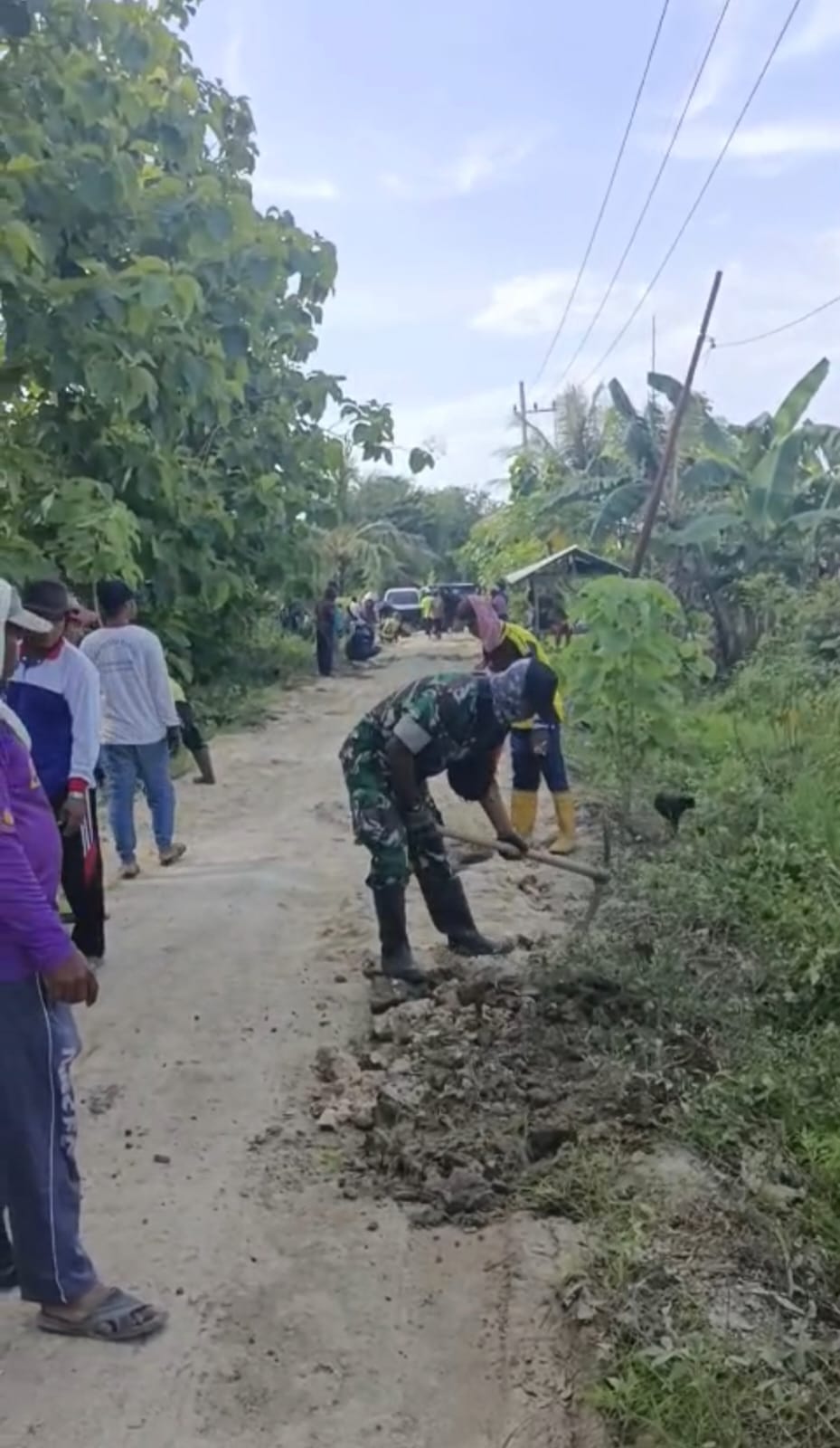 Peran Aktif Babinsa Ajak Warga Gotong Royong Bersihkan Jalan Desa