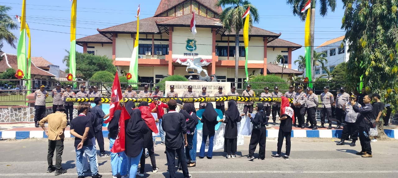 Mahasiswa Demo Peredaran Rokok Illegal, Polres Sumenep Turunkan 94 Personel Mahasiswa Demo Peredaran Rokok Illegal, Polres Sumenep Turunkan 94 Personel