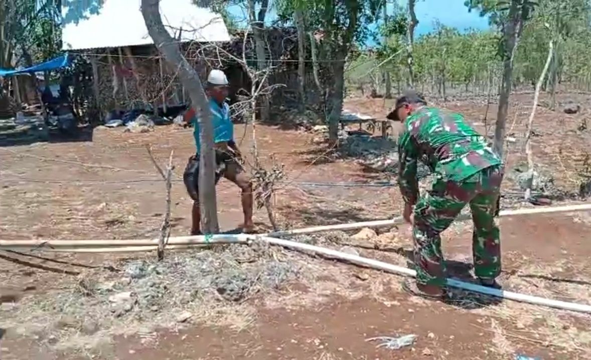 Babinsa Batuputih Bantu Warga Kerjakan Jalur Pipa Air Bersih