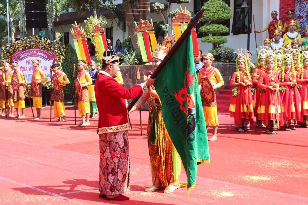 Di Kota Tua, Bupati Sumenep Melawan Terik Matahari