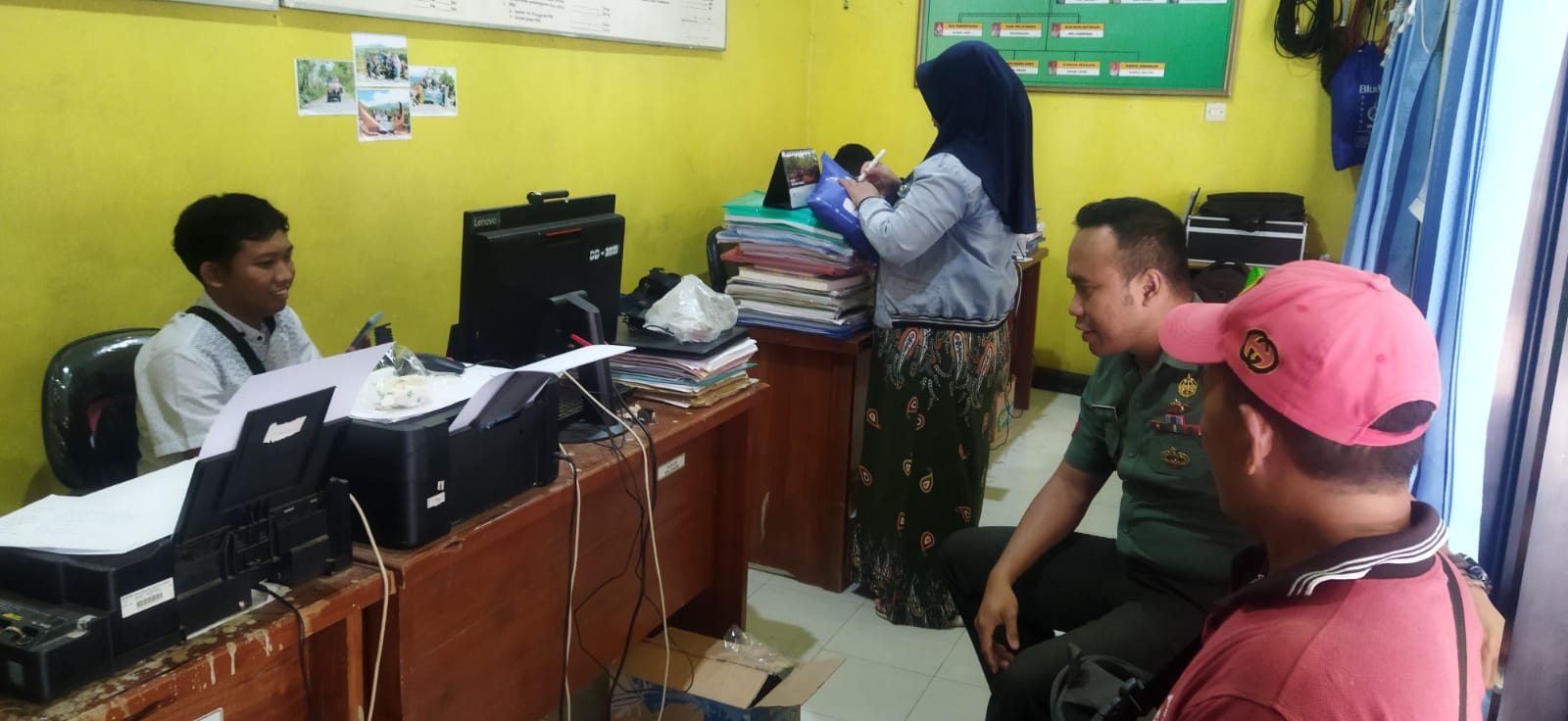 Pererat Tali Silaturahmi, Babinsa 0827/02 Laksanakan Komsos Kepada Perangkat Desa Dan Warga