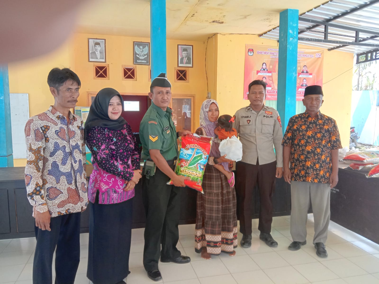 Cegah Stunting, Babinsa Koramil 04/Bluto Berikan Bantuan Paket Sembako