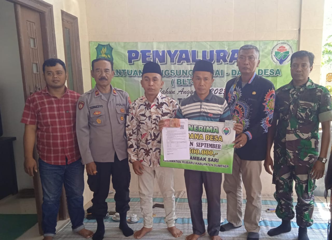 Babinsa 0827/13 Rubaru Dampingi Penyaluran BLT-DD Pada Warga Desa Tambak sari