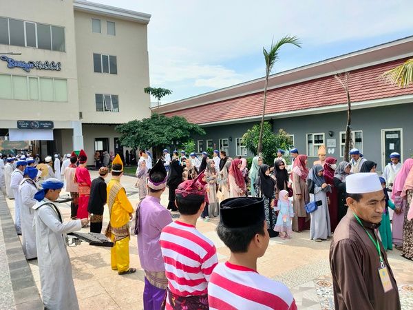 Haul Agung Ke-6 Kiai Rowi Disambut Drumband Al dalwa