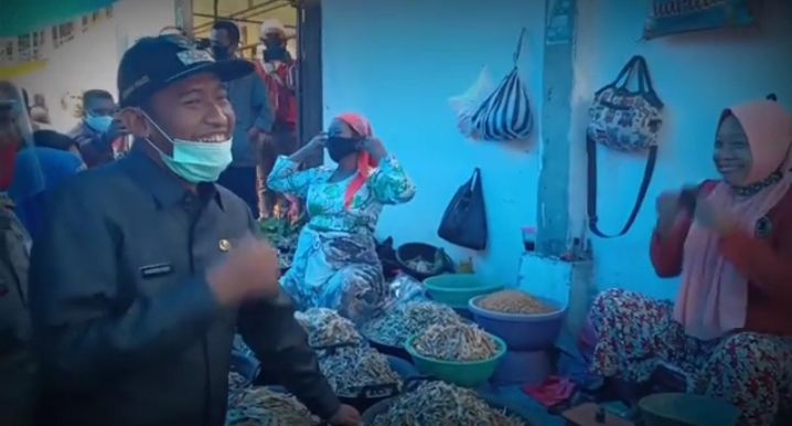 Sosialisasi Masker, Wabup Fauzi Disambut Hangat Emak-Emak