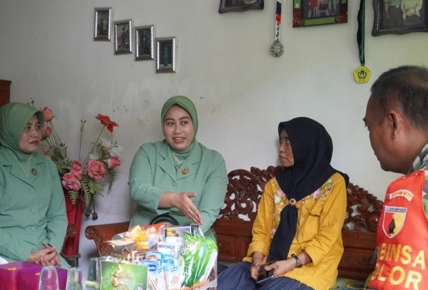 Anjangsana Ke Asrama, Ketua Persit KCK XLVI Kodim 0827 Sumenep Besuk Isteri Prajurit Yang Sedang Sakit