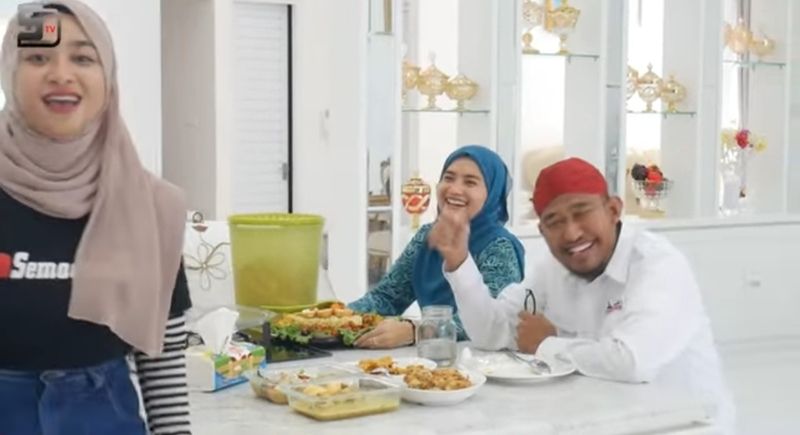 Youtuber Cantik Ini Heran Diizinkan Masuk Kamar Tidur Bupati Fauzi