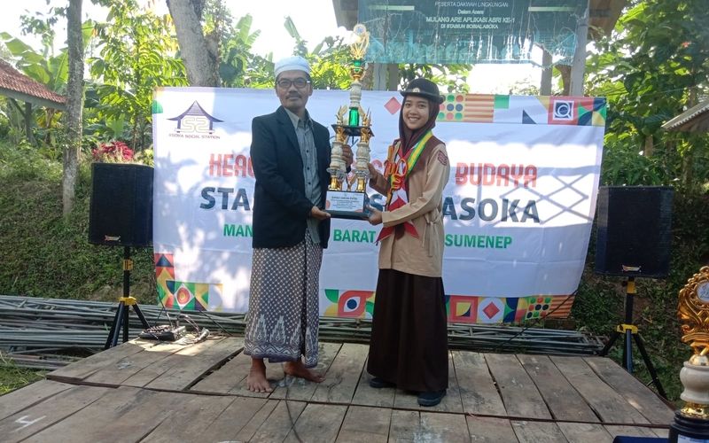 Momentum Hari Sampah Nasional 2023, Pramuka Raudlatul Iman Serahkan Tropy Penghargaan