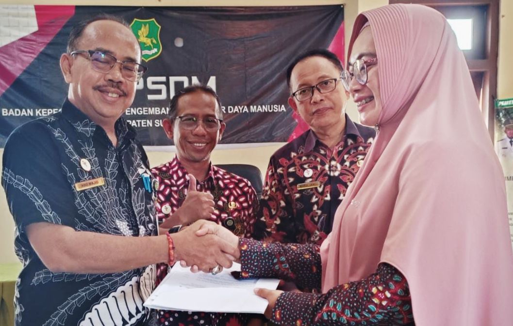 Kepala BKPSDM Sumenep Serahkan Ratusan SK Kenaikan Pangkat ASN