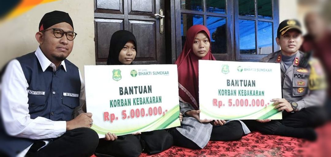 Momen Bupati Fauzi Berikan Santunan 2 Warga Sumenep Korban Depo Pertamina