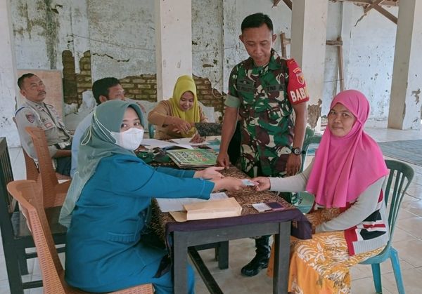 Babinsa Koramil 0827/05 Lenteng Dampingi Penyaluran BLT DD