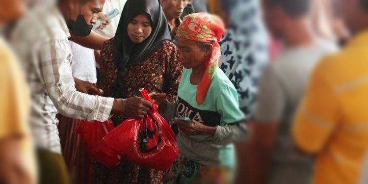 MH Said Abdullah Salurkan Puluhan Ribu Paket Sembako