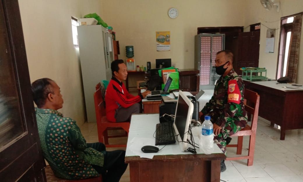 Babinsa Koramil Giligenting Komsos Bersama Perangkat Desa Binaan