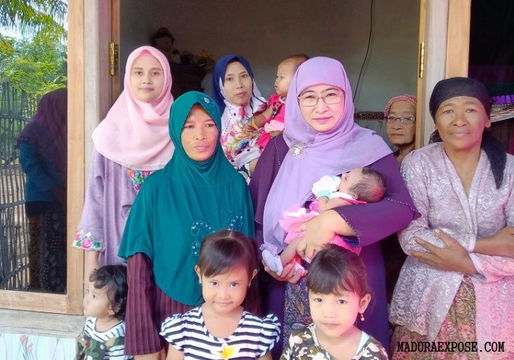 Viral Foto Nyai Eva Menggendong Bayi