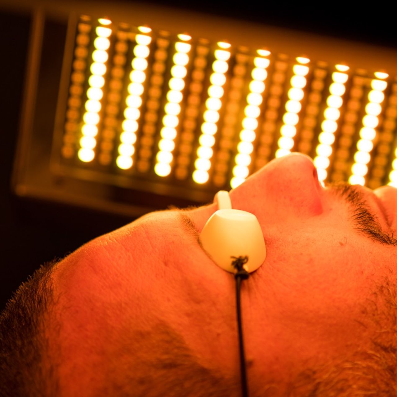 Visage d'un homme durant une séance de LED Esthetic