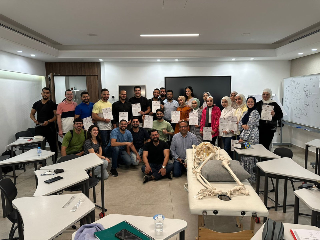 صورة لفريق عمل أكاديمية أبقراط أثناء اجتماع