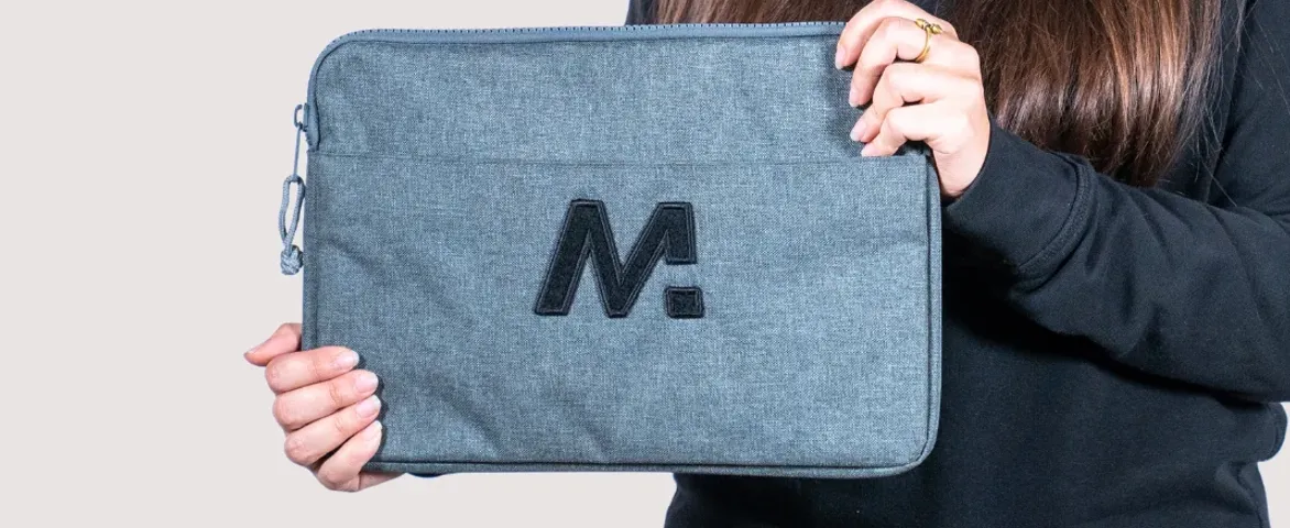 Pochette d'ordinateur brodée personnalisée