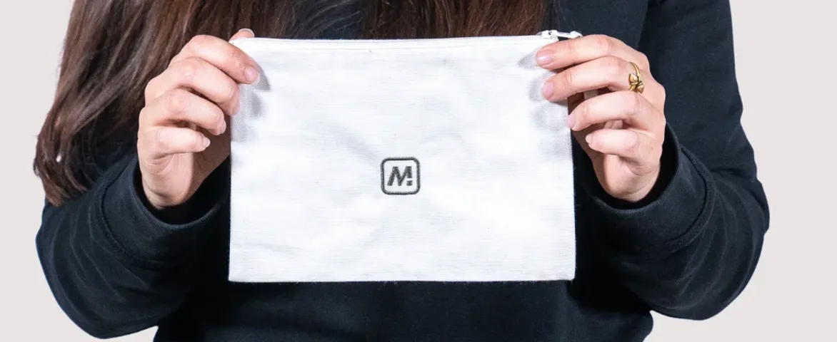 Pochette brodée personnalisée pour entreprise