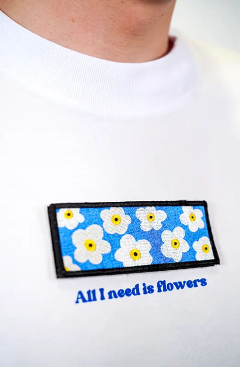 Ecusson bleu, blanc et jaune brodé sur t-shirt