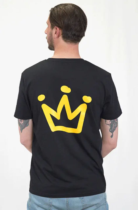 Logo jaune sur t-shirt noir manches courtes