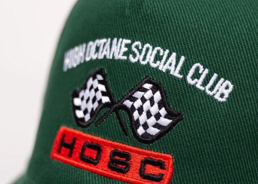 Broderie 3 couleurs sur une casquette 5 panneaux