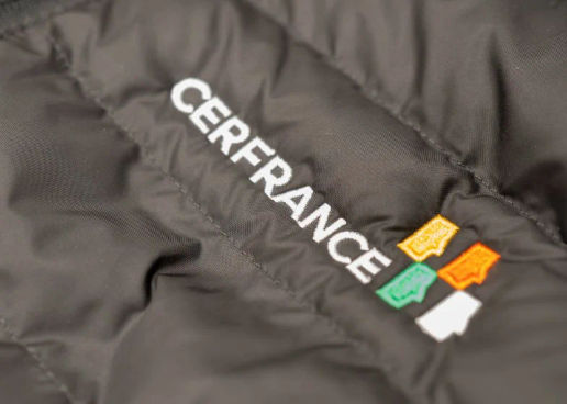 Vue macro - Broderie sur veste bodywarmer