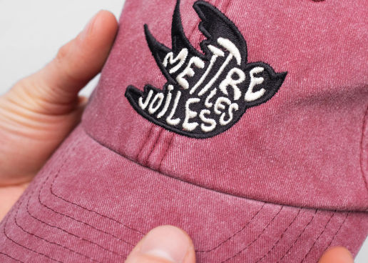 Broderie sur casquette vintage rouge
