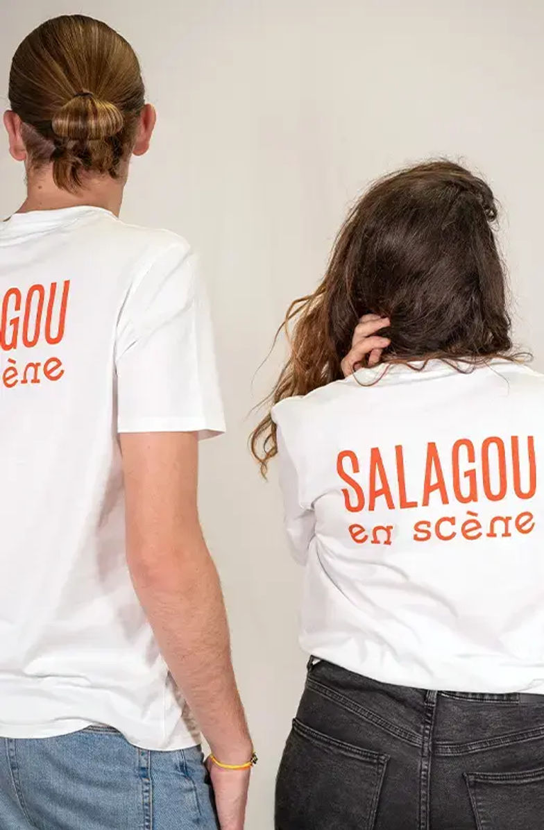 Logo rouge sur t-shirt blanc
