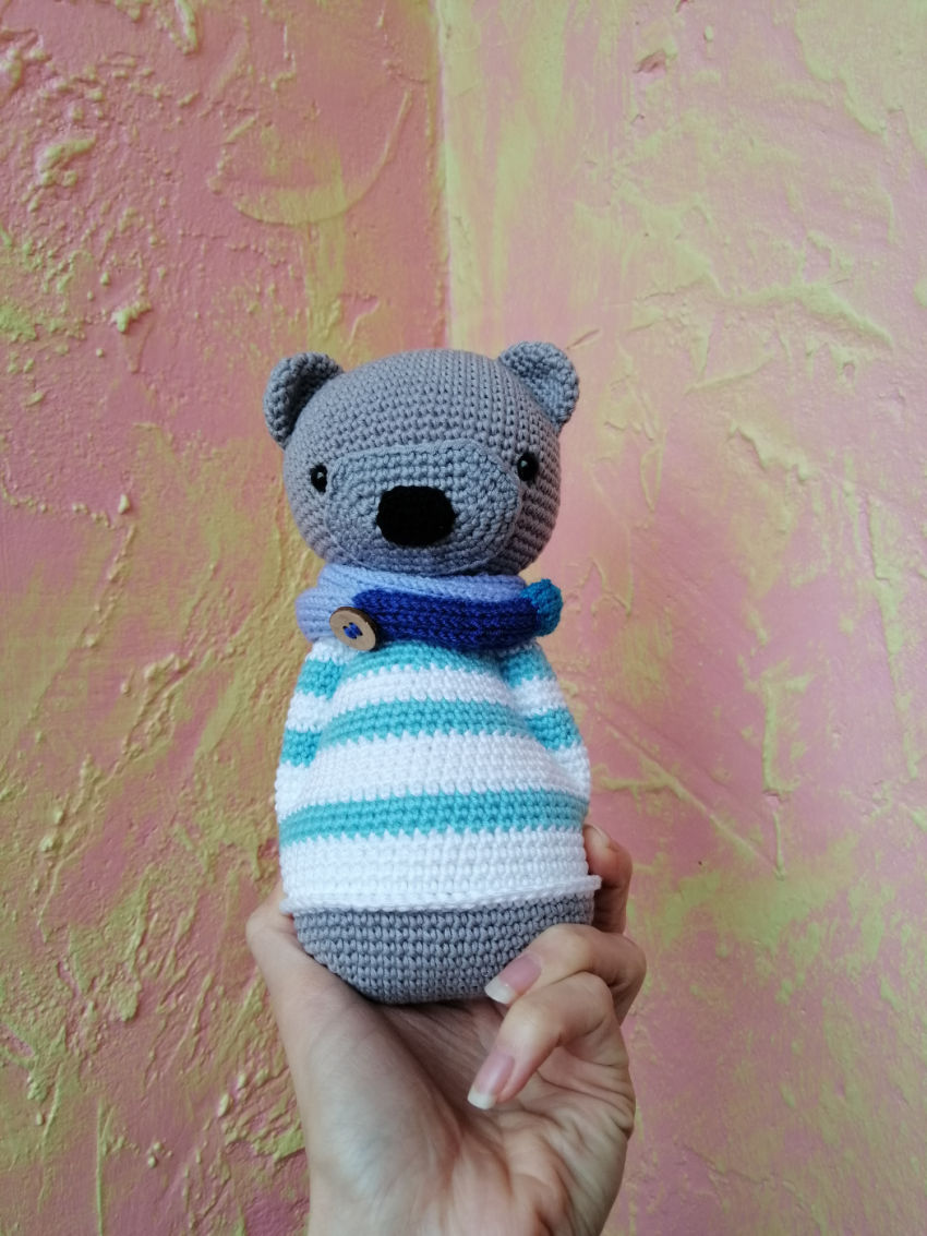 Minkštas nertas meškutis dryžuotu megztiniu. ūgis ~23 cm. žaislai | minkšti | minkštas nertas meškutis dryžuotu megzti