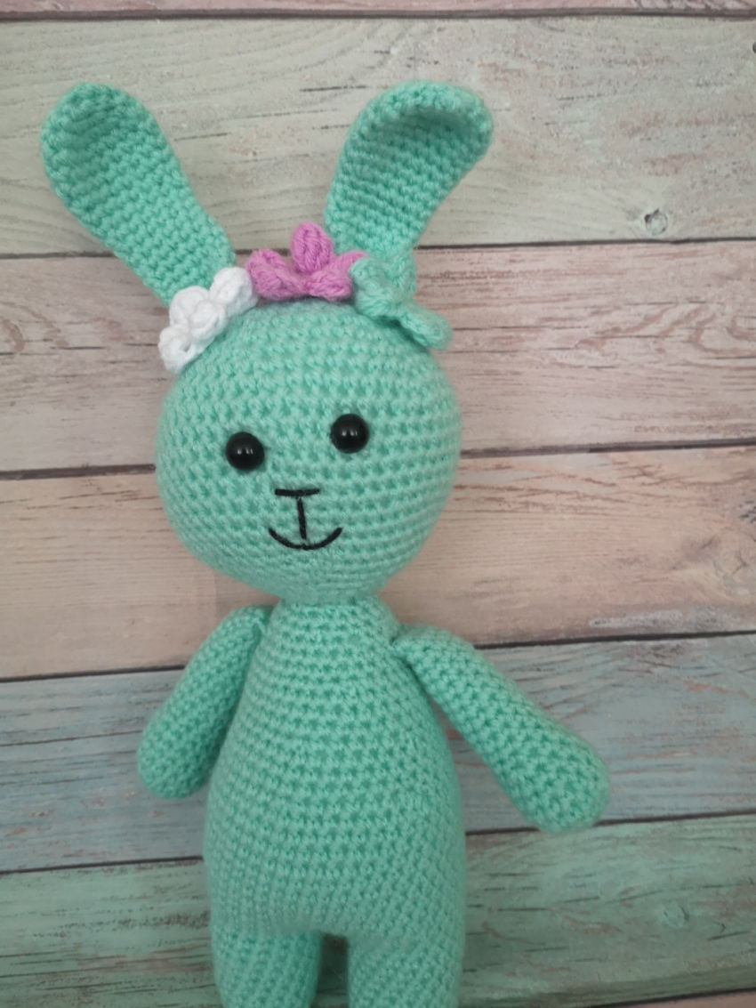 Nertas žaislas, zuikutė su gėlytem, 30 cm. elektrik spalva žaislai | minkšti | nertas žaislas, zuikutė su gėlytem, 30 c