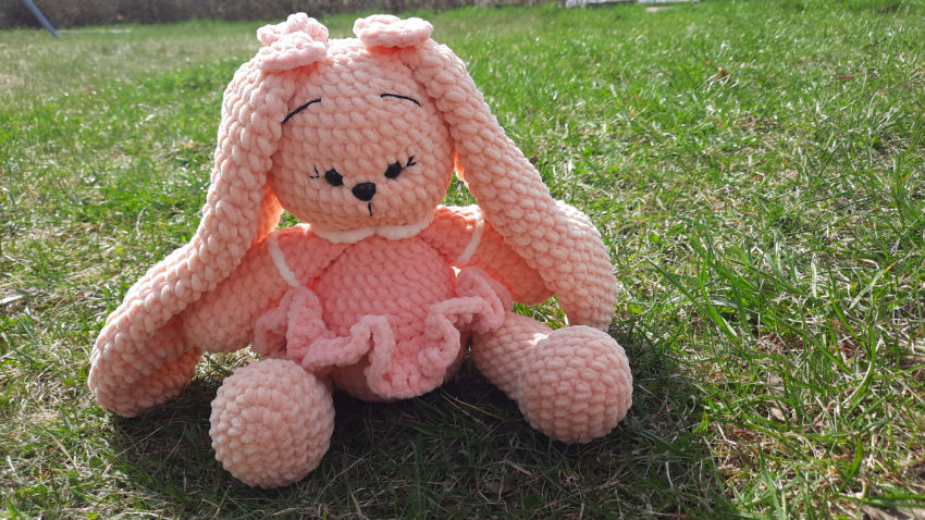 Nertas zuikis 'lilė', 25cm ilgio. persikų spalva, su suknele ir kaspinėliais žaislai | minkšti | nertas zuikis 'lilė', 25cm ilgio. persik