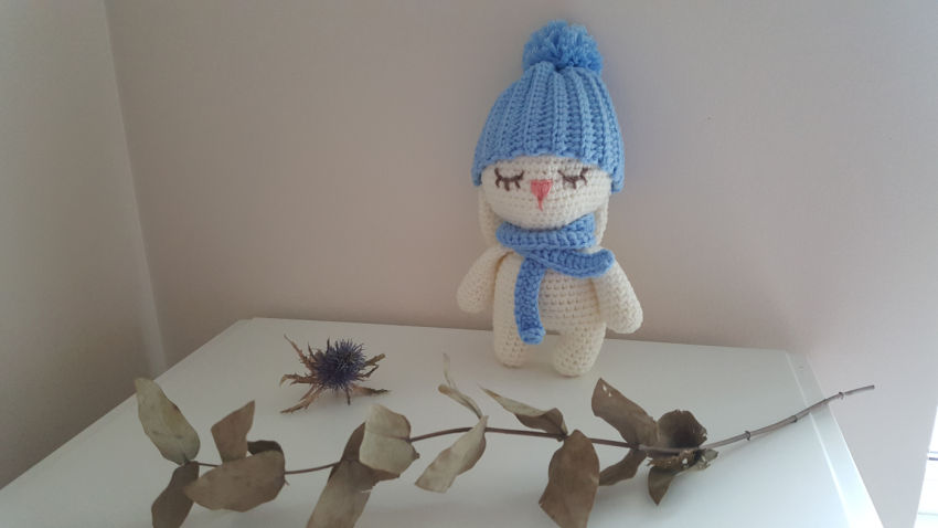 Nertas žaislas "zuikutis su kepuraite", 23cm ilgio žaislai | minkšti | nertas žaislas "zuikutis su kepuraite",
