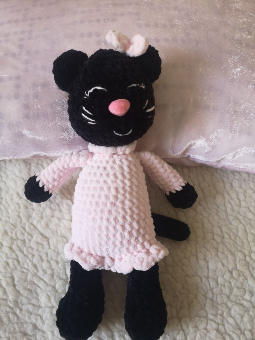 Nertas - žaislas, juoda katytė su rožine suknyte, 30 cm žaislai | minkšti | nertas - žaislas, juoda katytė su rožine