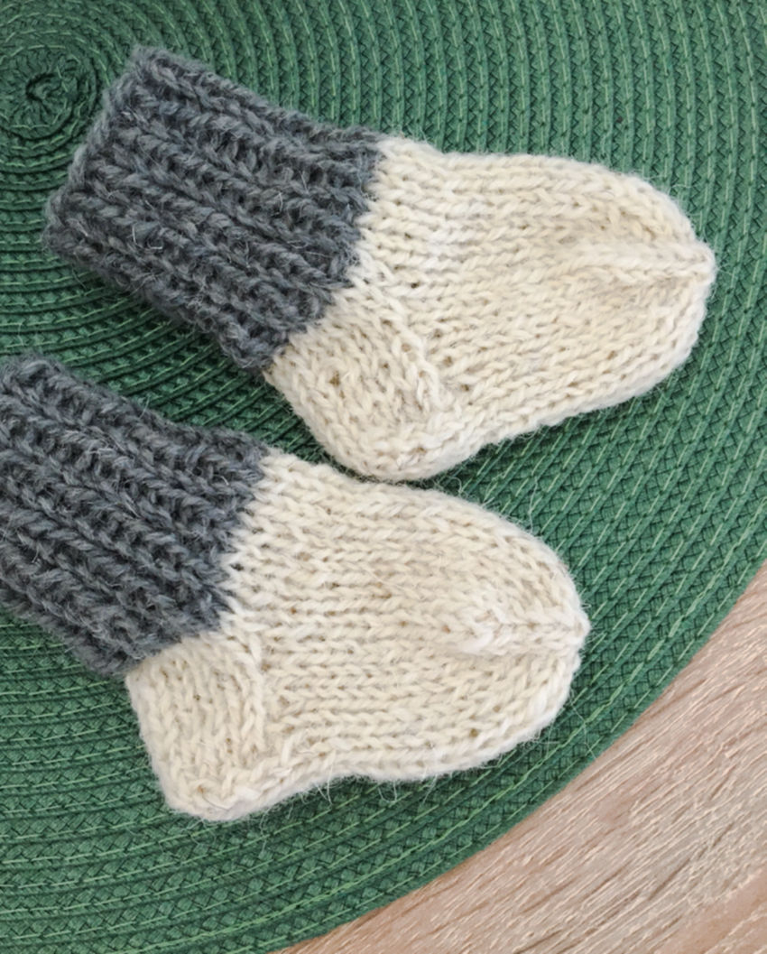 Vilnonės “kandančios” kojinytės naujagimiui, 8 cm. balta/pilka spalvos avalynė | kojinės | vilnonės “kandančios” kojinytės naujagim