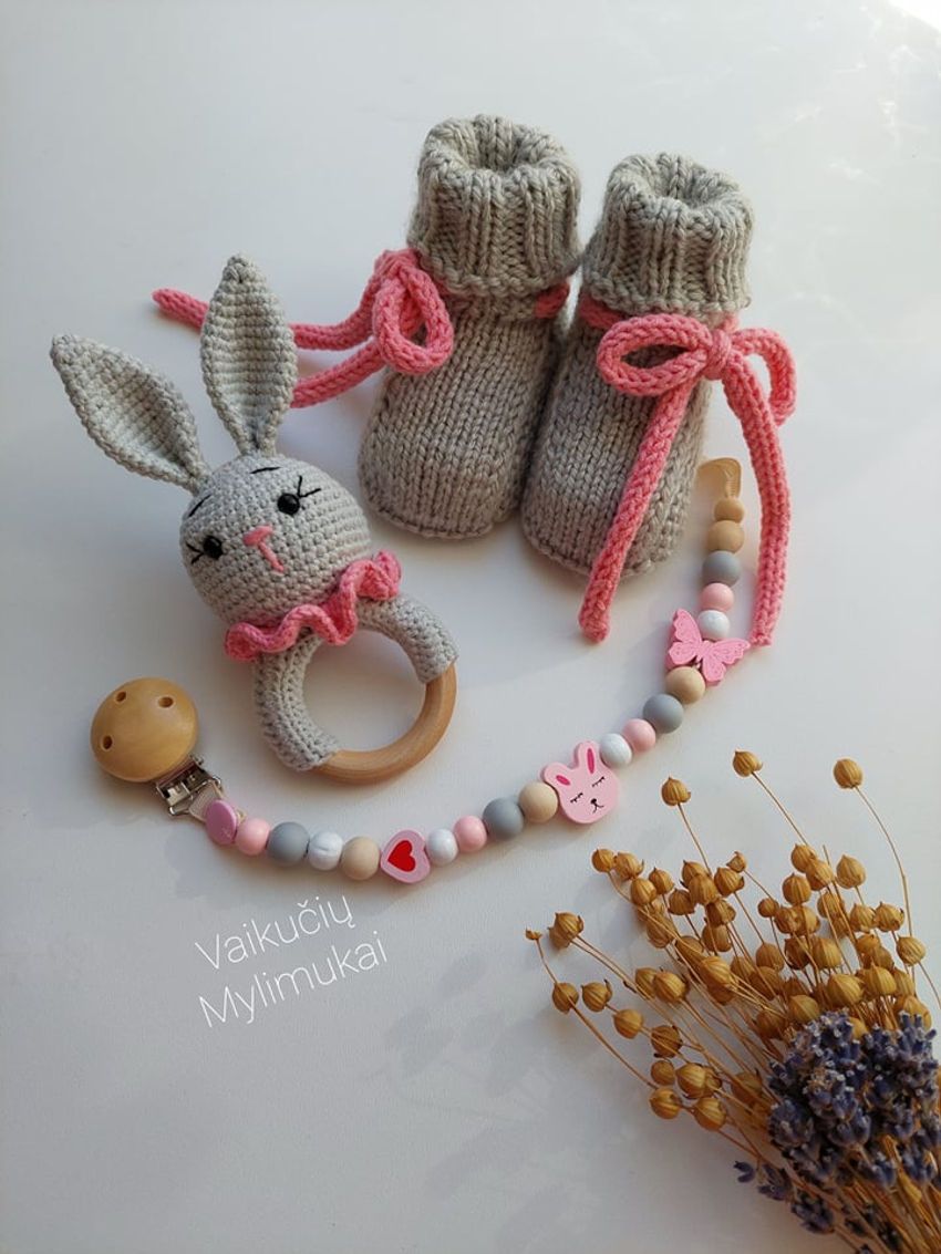 Mielas rinkinukas čiulptuko laikiklis ir žaisliukas barškutistapukai❤️ apranga | Komplektukai | mielas rinkinukas čiulptuko laikiklis ir