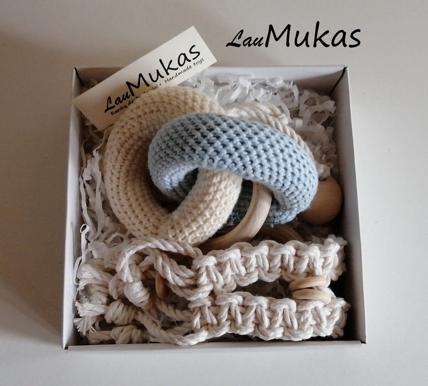 Barškutis - kramtukas iš natūralių medžiagų. 22cm. spalva žydra / balta. žaislai | barškučiai | barškutis - kramtukas iš natūralių medži