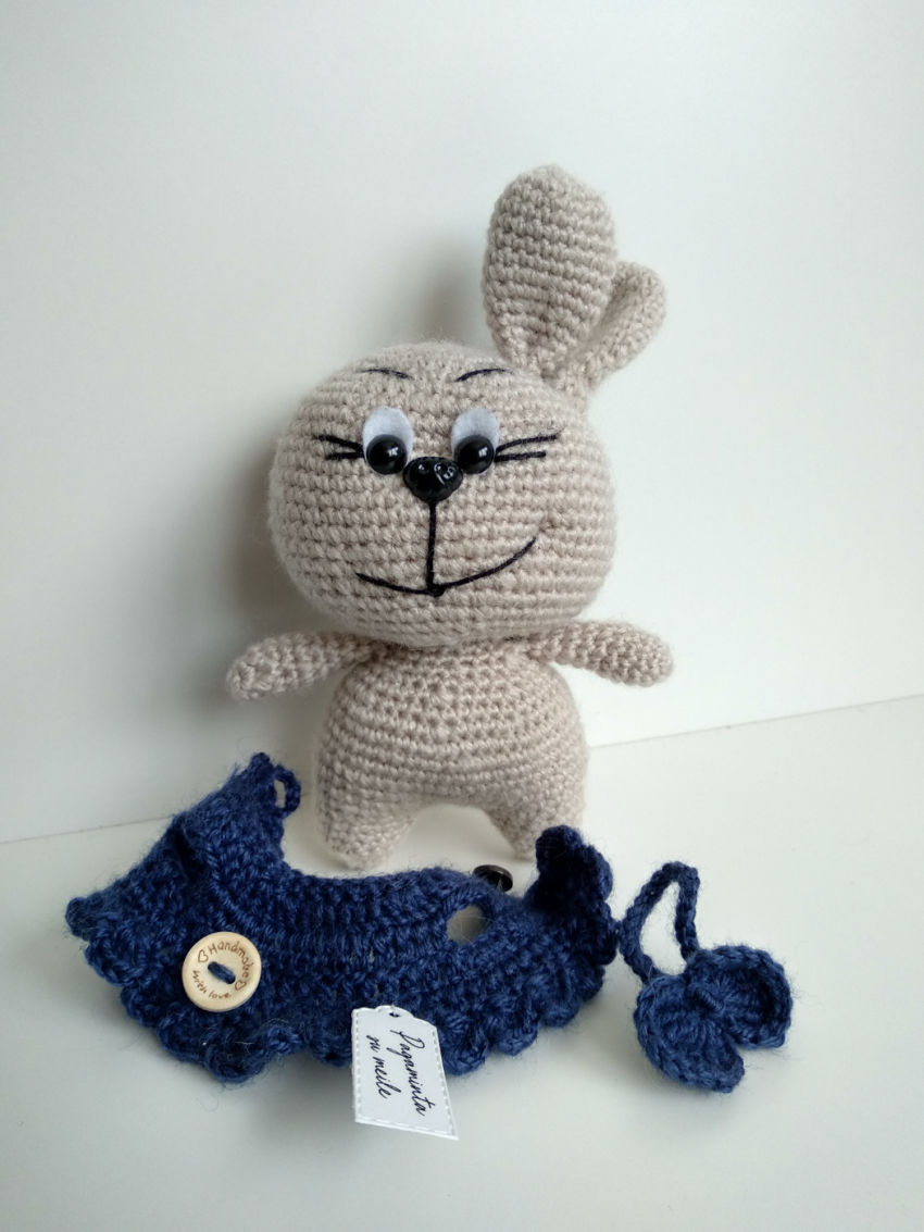 Rankų darbo, nertas minkštas žaislas, zuikutė, pilka, su suknute, 17 cm ilgio žaislai | minkšti | rankų darbo, nertas minkštas žaislas, zu